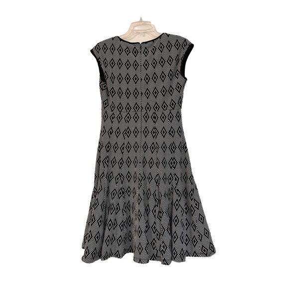 Taylor Dress Womens Size 6 Black White Geometric Fit Flare V Neck Sleeveless - Picture 5 of 6